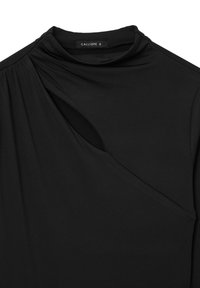 Haut noir avec un col montant, tissu drapé avec une découpe sur le côté et texture douce. Étiquette indique "CALLIOPE S".