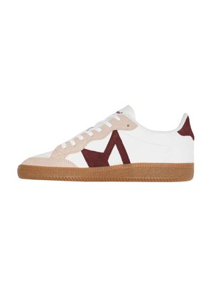 Hvid lav sneakersko med beige og mørkerøde ruskindsoverflader, en gummisål og hvide snørebånd, vist fra ydersiden.