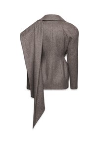 Brązowa wełniana marynarka z kołnierzem szalowym, z długim, zwisającym tyłem i strukturalną sylwetką. Czyste linie i dopasowany krój.