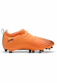 Oranje voetbalschoen met een gestructureerd oppervlak, vetersluiting, zwarte accenten en puntige noppen op de zool voor grip. Puma-logo is aanwezig.