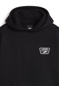 Sudadera con capucha negra hecha de un tejido suave. Cuenta con un parche del logo de Vans en blanco en el lado izquierdo del pecho. Clásico bolsillo canguro.