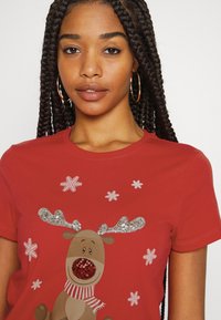 ONLY ONLXMAS LIFE CHRISTMAS  - T-shirt estampada - flame scarletrudolph