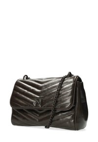 Borsa a mano in pelle marrone scuro con motivo a chevron trapuntato, chiusura a pattina, tracolla a catena e logo "M" in metallo sulla parte anteriore.