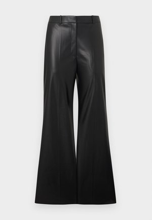 Pantalon large en cuir synthétique noir avec une texture lisse, doté d'une taille ajustée et de plis avant pour un look structuré.