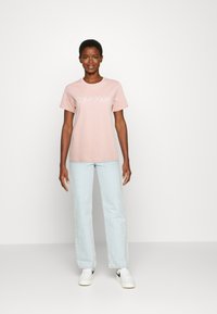 Calvin Klein CORE LOGO - T-shirt estampada - pink bloom