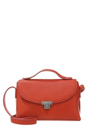 Petit sac à main en cuir rouge avec poignée supérieure, rabat avant, fermoir argenté et longue bandoulière.