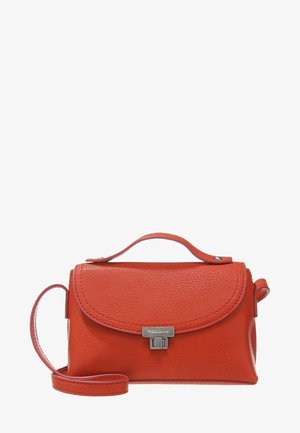 Pequeño bolso de cuero rojo con asa superior, solapa frontal, cierre plateado y larga correa para el hombro.