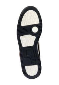 Suola della scarpa con una base in gomma nera, motivo esagonale bianco in rilievo, dettaglio circolare centrale e battistrada testurizzato per una buona aderenza.