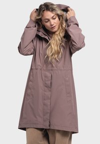 Helle lila wasserfeste Jacke mit Kapuze, Seitentaschen und tailliertem Schnitt. Glatte Textur und modernes Design für den Einsatz im Freien.