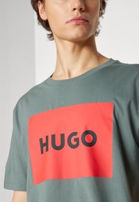 HUGO DULIVE - T-shirts med print - dark green