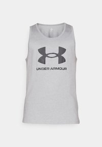Canottiera grigia senza maniche realizzata in tessuto leggero, con un grande logo nero di Under Armour sul davanti. Design semplice e funzionale.