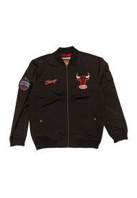 Schwarze Bomberjacke mit gesticktem Chicago Bulls-Logo und -Text, elastischen Bündchen, einem Reißverschluss vorne, seitlichen Taschen und Akzentdetails.