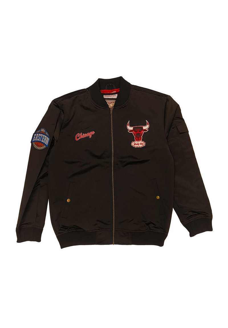Schwarze Bomberjacke mit gesticktem Chicago Bulls-Logo und -Text, elastischen Bündchen, einem Reißverschluss vorne, seitlichen Taschen und Akzentdetails.