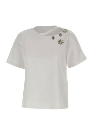 Fehér, rövid ujjú blúz aszimmetrikus nyakkivágással, amelyen az jobb vállnál öt ezüst ékszer díszítés található.