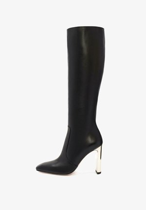 Botte noire montant en cuir lisse, avec un bout pointu et un talon bloc métallique brillant. Design élégant et ajusté.