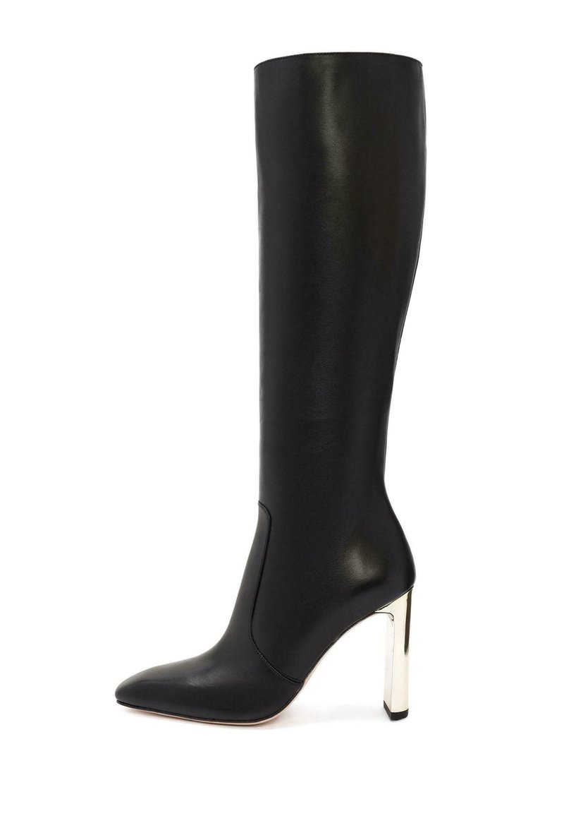 Stivale nero al ginocchio realizzato in pelle liscia, con punta affusolata e tacco a blocco metallico lucido. Design elegante e aderente.