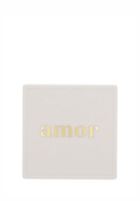 Vit fyrkantig underlägg med guldpräglande ordet "amor" centrerat på ytan.