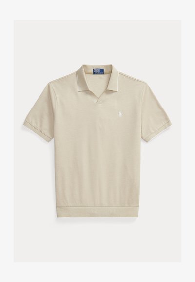 Μπεζ πόλο με κοντό μανίκι, ριμπ γιακά, ανοιχτό V-λαιμό και μικρό λευκό κεντητό λογότυπο στο αριστερό στήθος.