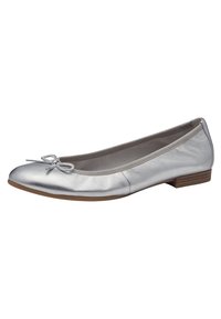 Pantofole in pelle d'argento con punta tonda, piccolo dettaglio a fiocco sul davanti e suola piatta in gomma marrone. Texture liscia su tutta la superficie.