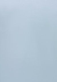 Lichtblauwe stof met een gladde textuur, met een uniform, solide ontwerp zonder patronen of hardware. Geschikt voor diverse textieltoepassingen.