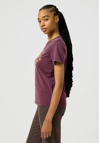 Wrangler REGULAR - Camiseta básica - italian plum purple
