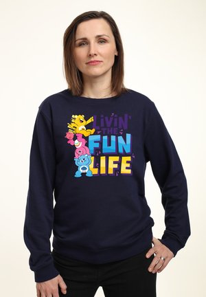 Marine sweatshirt med farverig grafik, der viser tegneserie-bjørne og teksten "Livin' the Fun Life." Blandingsstof af bomuld med ribbede mansjetter.