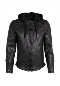 Zwarte leren jacket met een capuchon, voorzien van een ritssluiting aan de voorkant, geribde schouderdetails en meerdere ritszakken. Getextureerde accenten op de mouwen.