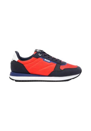 Sneaker sportiva uomo low-top in mesh rosso con dettagli neri e bianchi, rifiniture blu e logo "BOSS" sul lato e sulla linguetta.