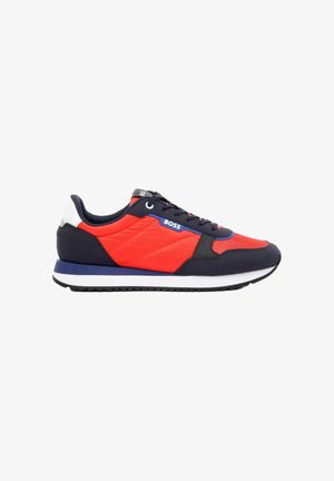 Heren lage sportieve sneaker van rood mesh met zwarte en witte accenten, blauwe bies en "BOSS"-logo op de zijkant en tong.