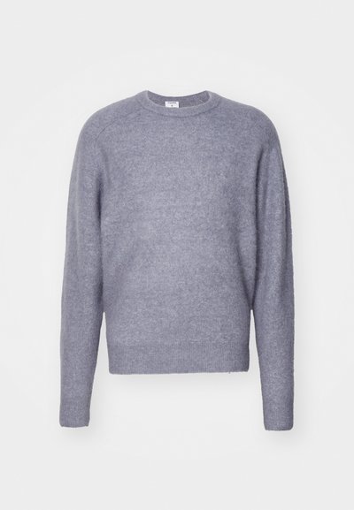 Ανοιχτό γκρι πλεχτό πουλόβερ με στρογγυλή λαιμόκοψη και μακριά μανίκια. Μαλακή υφή και ελαφρώς κοντή εφαρμογή. Χωρίς ορατά σχέδια ή αξεσουάρ.