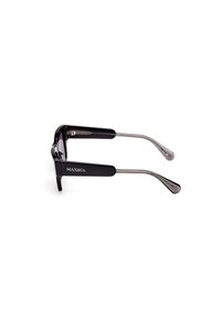 Gafas de sol con montura de plástico negro oscuro y varillas de metal en tono plata, que presentan un logotipo en el costado y una forma rectangular elegante.