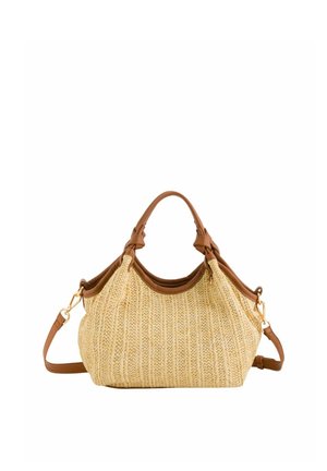 Bolso tejido beige con ribete de piel marrón, asas dobles y correa de hombro desmontable, sobre un fondo blanco.