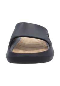 Sandale à bout ouvert et à enfiler, avec une tige synthétique bleu marine foncé et une semelle intérieure en bois clair texturé, dotée d'une forme profilée pour le confort.