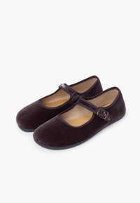 Tmavě fialové sametové baleríny s kulatou špičkou, plochou podrážkou a nastavitelným páskem s malou kovovou přezkou. Hladká textura.