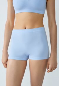 Boxers en mélange de coton bleu clair avec une texture douce et lisse et une taille élastique. Caractéristiques d'un design sans couture pour plus de confort.