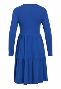 Modré šaty s dlouhým rukávem s žebrovanou strukturou, přiléhavým živůtkem a vrstvenou sukní. Mají kulatý výstřih a mírně rozšířený lem.