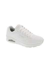 Weißer Sportschuh mit durchbrochenen Akzenten, flachen Schnürsenkeln und einer gepolsterten Sohle mit sichtbarem Luftpolster. Markenlogo an der Seite angezeigt.