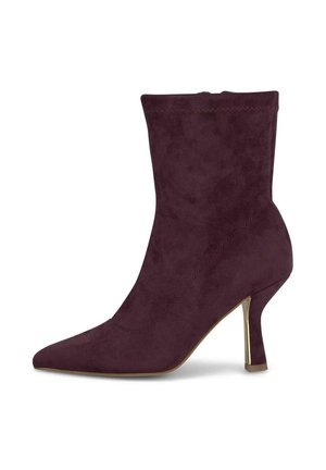 Bottine en daim violet foncé avec bout pointu et talon moyen fin avec accent métallique, fermeture zippée latérale et semelle lisse.