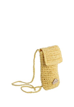 Bolso bandolera amarillo tejido a ganchillo con cierre de solapa y correa fina, con una pequeña etiqueta de madera en la parte inferior delantera.