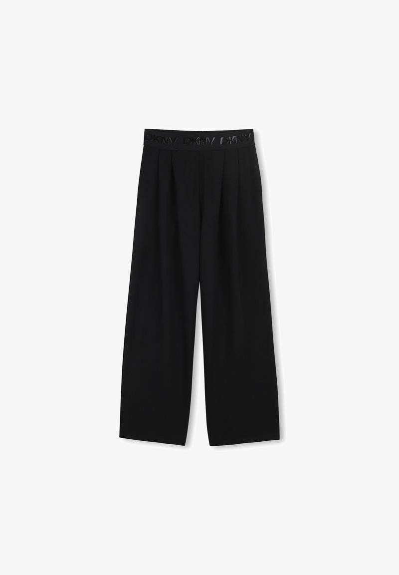 Pantalon noir à jambes larges en tissu doux et texturé. Il présente une ceinture noire contrastante avec le logo DKNY. Pas de motifs ou accents visibles.