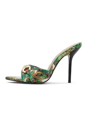 Zielone klapki na wysokim obcasie z wzorem, z złotym akcentem w postaci łańcucha, otwarty czubek oraz smukły czarny obcas typu stiletto o gładkim wykończeniu.