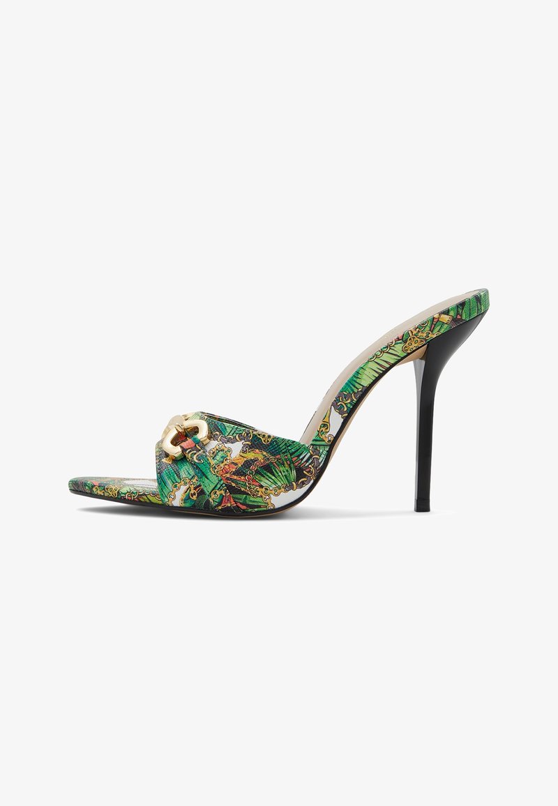 Mules à talon haut vert à motifs avec accent en chaîne dorée, bout ouvert et élégant talon aiguille noir au fini lisse.