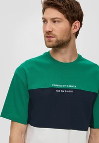 s.Oliver IM COLOUR BLOCKING-STYLE - T-Shirt print - smaragd