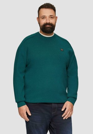 Tegengroene trui met een ronde halslijn en geribbelde manchetten. Bevat een klein zwart logo-opdruk op de linkerborst en een gestructureerd brei-patroon.