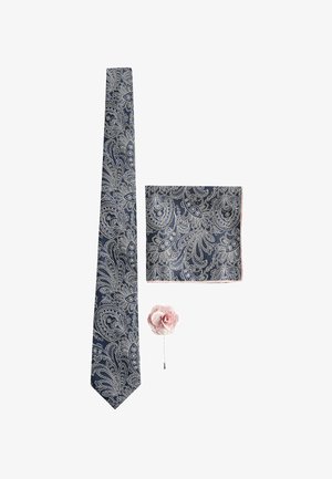Set di cravatta e fazzoletto da taschino navy con motivi paisley e disegni bianchi, accompagnato da un pin da giacca floreale rosa. Tessuto liscio con design dettagliato.