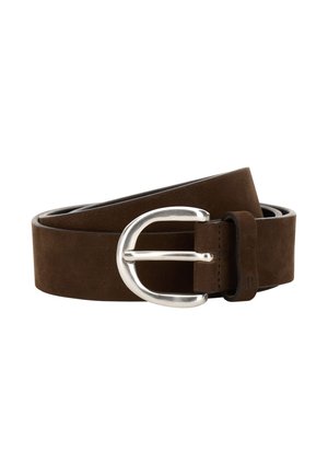Brun ruskindsbælte med et bredt design, der har en sølvmetal spænde og glat tekstur. Accentueret med en løkke for ekstra detaljer.