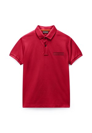Rød polo t-shirt med korte ærmer, to sorte knapper og subtilt broderet mærkelogo på brystet.