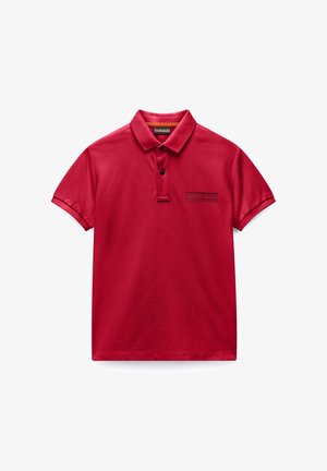 Rød polo t-shirt med korte ærmer, to sorte knapper og subtilt broderet mærkelogo på brystet.