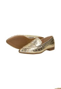 Gouden metallic loafers met een spitse neus, gestikte accenten en een lage hak. Gladde textuur met een gestippelde rubberen zool voor grip.