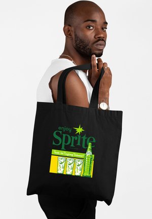 Borsa a tracolla nera con logo Sprite verde e giallo, illustrazione di tre bevande e testo. Tessuto liscio con manici robusti.